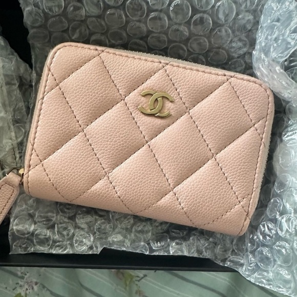 Chanel quilted lambskin zip around coin pouch - Picture 3 of 9